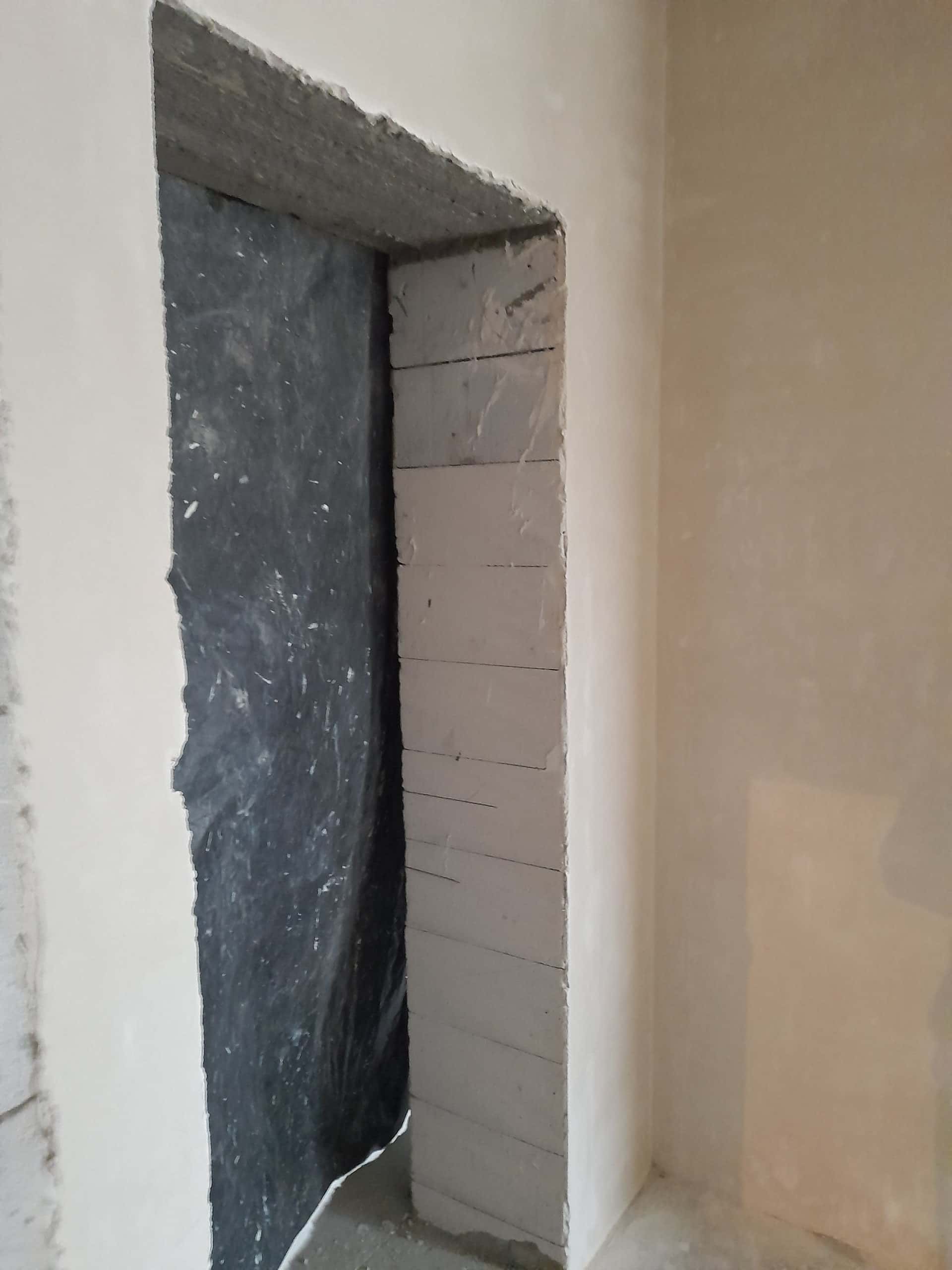 Акуратний край стяжки навколо ніші з газоблоку та гідроізоляційної мембрани
